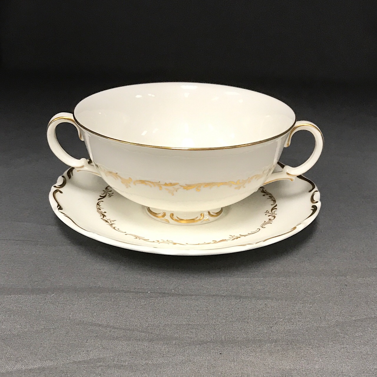 Royal Doulton - Richelieu - Cream Soup and Stand - Echo's China